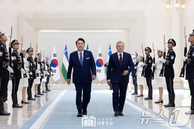 [사진] 우즈벡 공식환영식 입장하는 윤석열 대통령