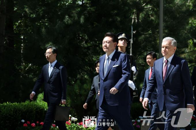 [사진] 우즈벡 공식환영식 입장하는 윤석열 대통령