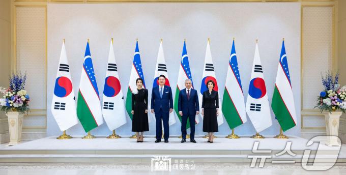 [사진] 윤석열 대통령 부부, 우즈베크 대통령 부부와 기념촬영