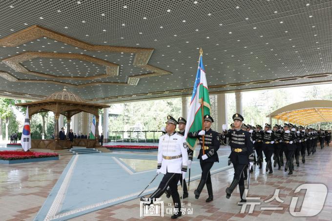 [사진] 윤석열 대통령, 우즈베키스탄 의장대 사열