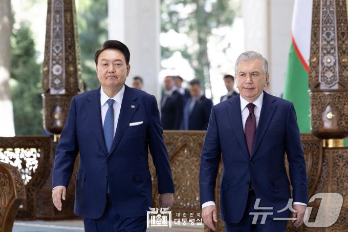[사진] 윤석열 대통령, 우즈베키스탄 공식 환영식 참석