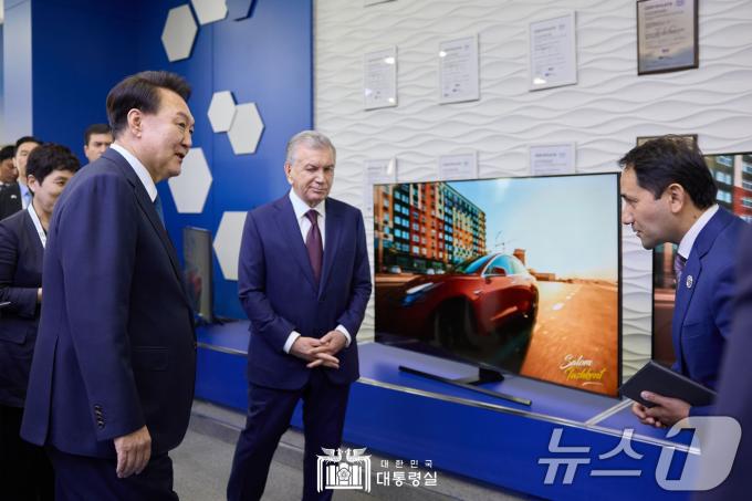 [사진] 우즈벡 테크노파크 방문한 한·우즈벡 정상