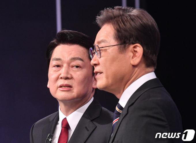 안철수 국민의힘 의원과 이재명 더불어민주당 대표. 사진은 2022년 3월 2일 서울 여의도 KBS 본관에서 열린 중앙선거방송토론위원회 주관 제20대 대통령선거 후보 초청 3차 법정 TV 토론회를 앞두고 대화하는 모습. 2022.3.2/뉴스1 ⓒ News1 이동해 기자