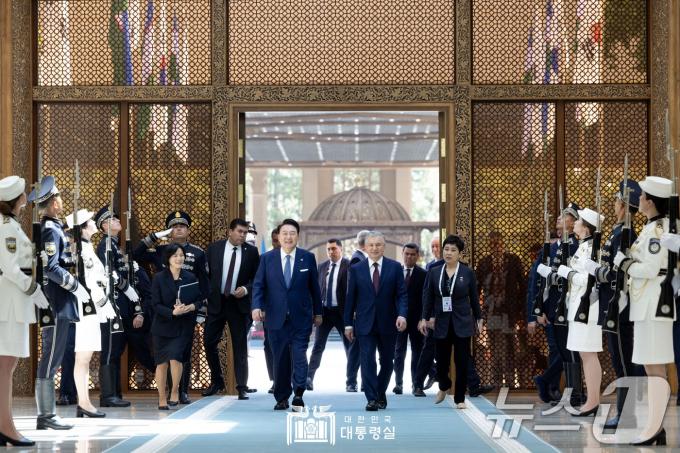 [사진] 윤석열 대통령, 우즈베키스탄 대통령과 함께