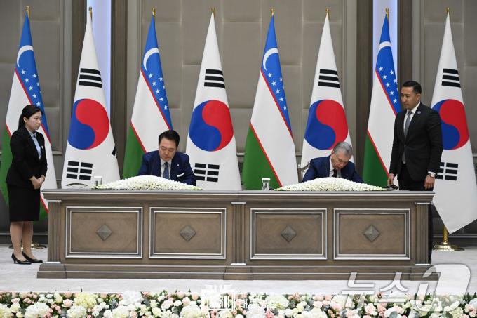 [사진] 윤석열 대통령, 한·우즈베크 공동성명 서명