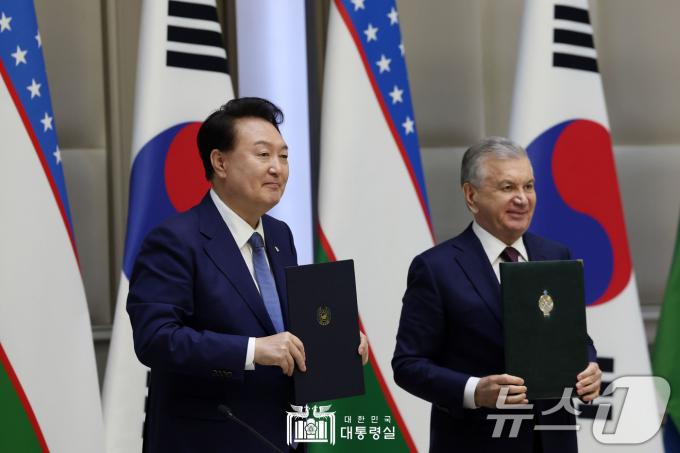[사진] 윤석열 대통령, 한·우즈베크 공동성명 서명