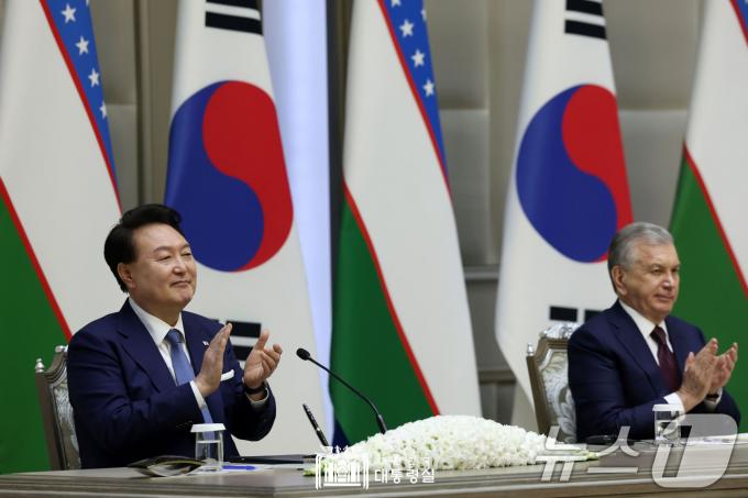 [사진] 박수치는 윤석열 대통령과 우즈베크 대통령