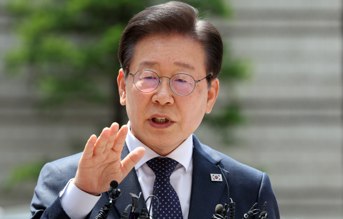 사진은 지난 14일 오후 이재명 더불어민주당 대표가 서울 서초구 서울중앙지방법원에서 열린 공직선거법 위반 공판에 출석하며 입장발표를 하고 있는 모습. /사진=뉴스1