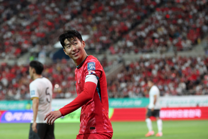 11일 오후 서울 마포구 서울월드컵경기장에서 열린 2026 국제축구연맹(FIFA) 북중미 월드컵 아시아 지역 2차 예선 조별리그 C조 6차전 한국과 중국의 경기, 손흥민이 야유하는 중국 원정팬들을 바라보고 있다./사진=뉴시스