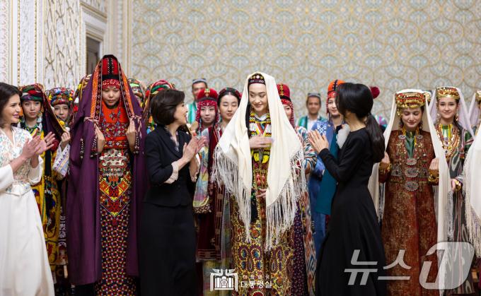 [사진] 우즈베크 대통령 배우자와 문화 프로그램 참석한 김건희 여사
