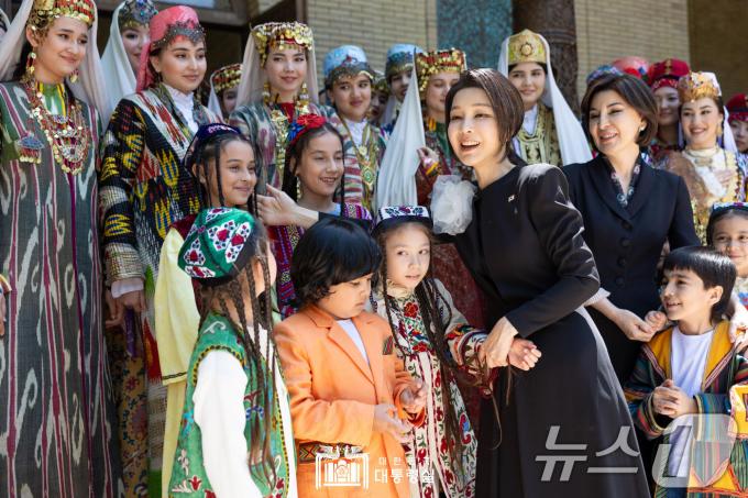 [사진] 김건희 여사, 문화 프로그램 참가 어린이와 인사
