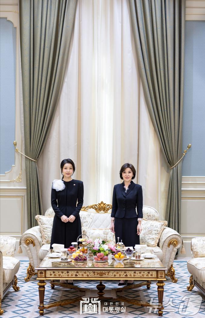 [사진] 김건희 여사, 우즈베크 대통령 배우자와 환담