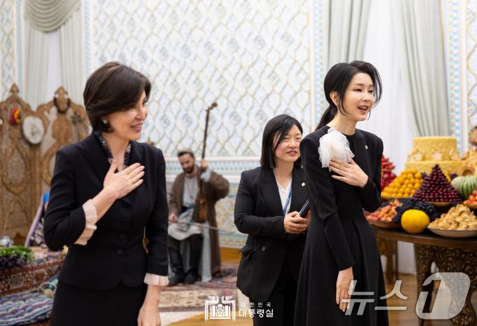 [사진] 김건희 여사, 우즈베크 대통령 배우자와 문화 프로그램 참석