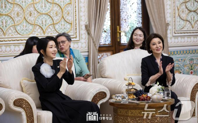 [사진] 우즈베크 대통령 배우자와 문화 프로그램 참석한 김건희 여사