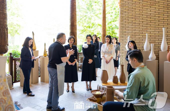 [사진] 김건희 여사, 우즈베크 대통령 배우자와 문화 프로그램 참석
