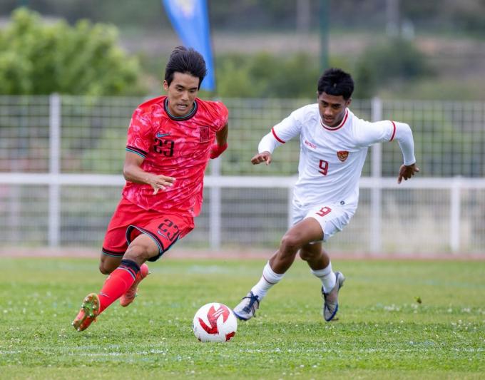 21세 이하(U21) 축구대표팀의 안재민이 인도네시아 수비를 제치고 있다. (모리스 리벨로 대회 조직위 제공)