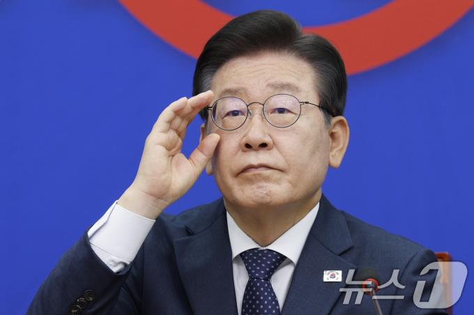 이재명 더불어민주당 대표가 14일 오전 서울 여의도 국회에서 열린 최고위원회의에서 안경을 고쳐쓰고 있다. 2024.6.14/뉴스1 ⓒ News1 안은나 기자