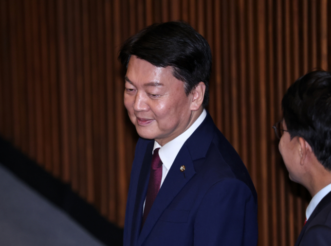 안철수 국민의힘 의원이 28일 오후 서울 여의도 국회에서 열린 제21대 국회 마지막 본회의에 참석하고 있다./사진=뉴스1