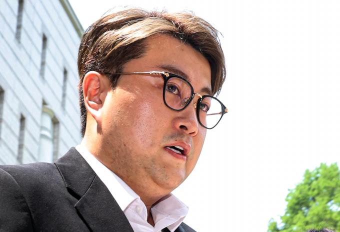 음주 뺑소니 혐의를 받는 가수 김호중이 영장실질심사(구속 전 피의자심문)를 위해 24일 오전 서울 서초구 서울중앙지방법원에 출석하고 있다. (공동취재) 2024.5.24/뉴스1 ⓒ News1 장수영 기자