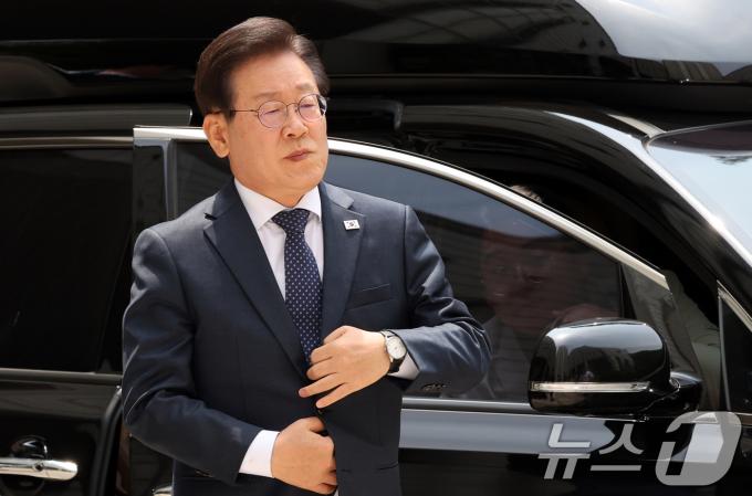 이재명 더불어민주당 대표가 14일 오후 서울 서초구 서울중앙지방법원에서 열린 공직선거법 위반 공판에 출석하고 있다. 2024.6.14/뉴스1 ⓒ News1 김명섭 기자