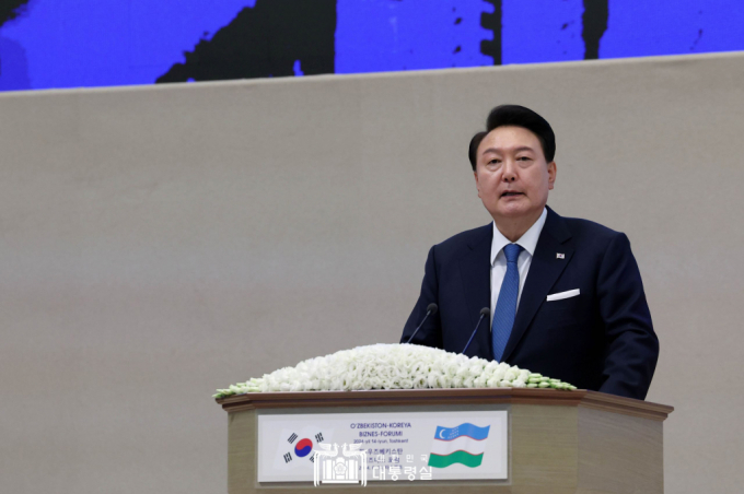  윤석열 대통령이 14일 오후(현지시간) 우즈베키스탄 타슈켄트 힐튼호텔에서 열린 '한·우즈베키스탄 비즈니스 포럼'에 참석해 기조연설을 하고 있다. /사진=대통령실 홈페이지
