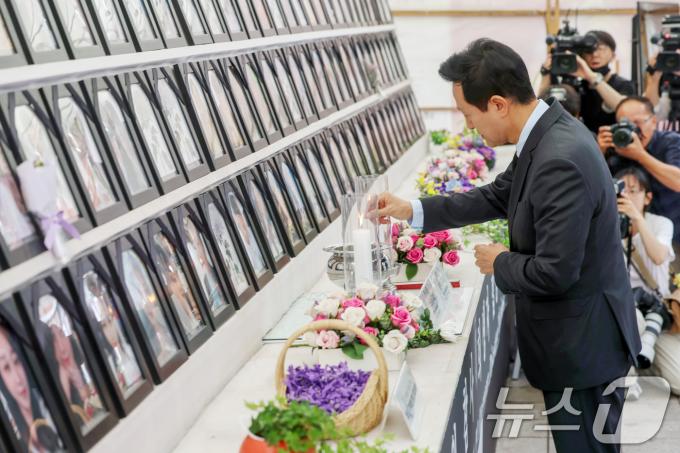 [사진] 이태원참사 분향소 찾아 분향하는 오세훈 서울시장