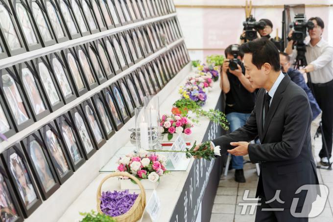 [사진] 오세훈 서울시장, 이태원참사 분향소에 헌화