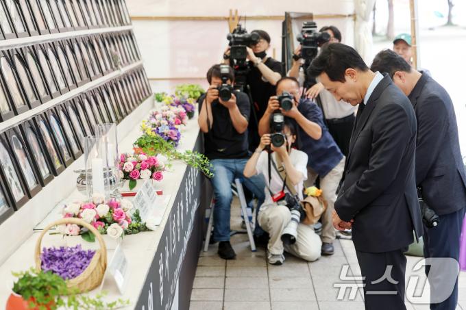 [사진] 이태원참사 희생자들 기리는 오세훈 서울시장