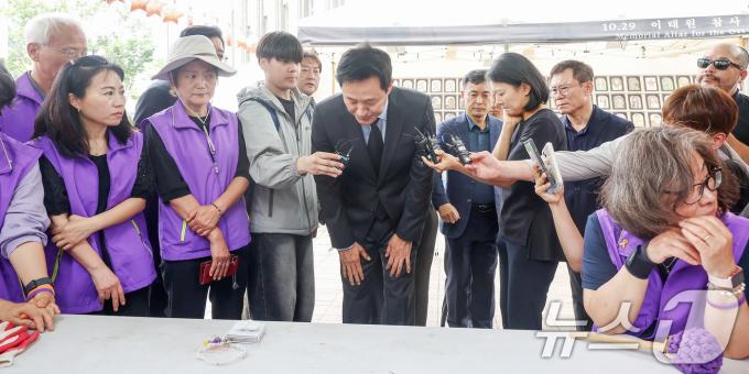 [사진] 이태원참사 유가족 앞에 고개 숙인 오세훈 서울시장