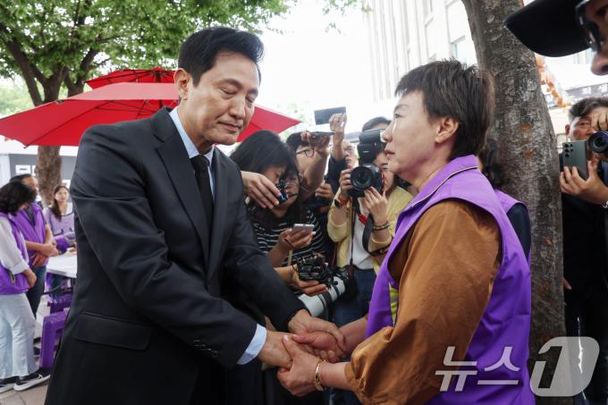 [사진] 이태원참사 분향소 찾아 유가족 만난 오세훈 서울시장