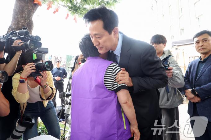 [사진] 이태원참사 유가족 끌어안은 오세훈 서울시장
