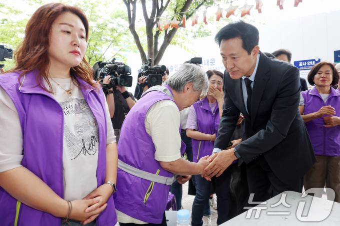 [사진] 이태원참사 분향소 찾은 오세훈 서울시장