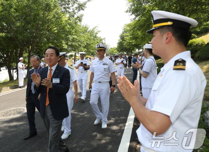 14일 오후 경기 평택시 포승읍 해군 2함대 사령부에서 열린 '제1연평해전 전승 25주년 기념행사'에서 참전용사들과 내빈들이 장병들의 박수를 받으며 걸어가고 있다. 2024.6.14/뉴스1 ⓒ News1 김영운 기자