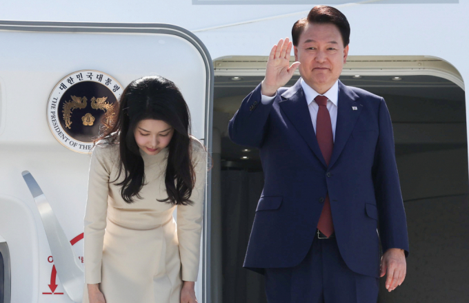  우즈베키스탄을 국빈 방문한 윤석열 대통령과 부인 김건희 여사가 15일(현지시간) 타슈켄트 국제공항에서 사마르칸트로 향하는 공군 1호기 탑승에 앞서 이스마일로프 우즈벡 하원의장을 비롯한 환송 인사들에게 인사하고 있다. /사진=뉴시스