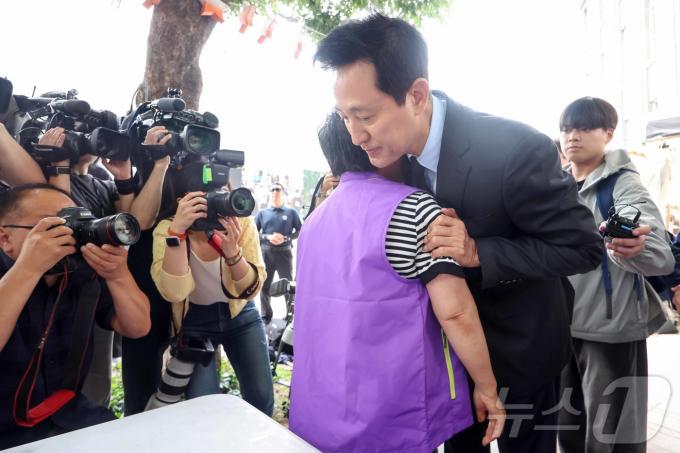 [사진] 이태원참사 유가족 끌어안은 오세훈 서울시장