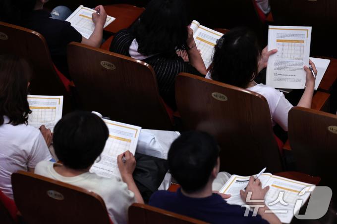 [사진] '학부모들의 자녀 입시 준비'