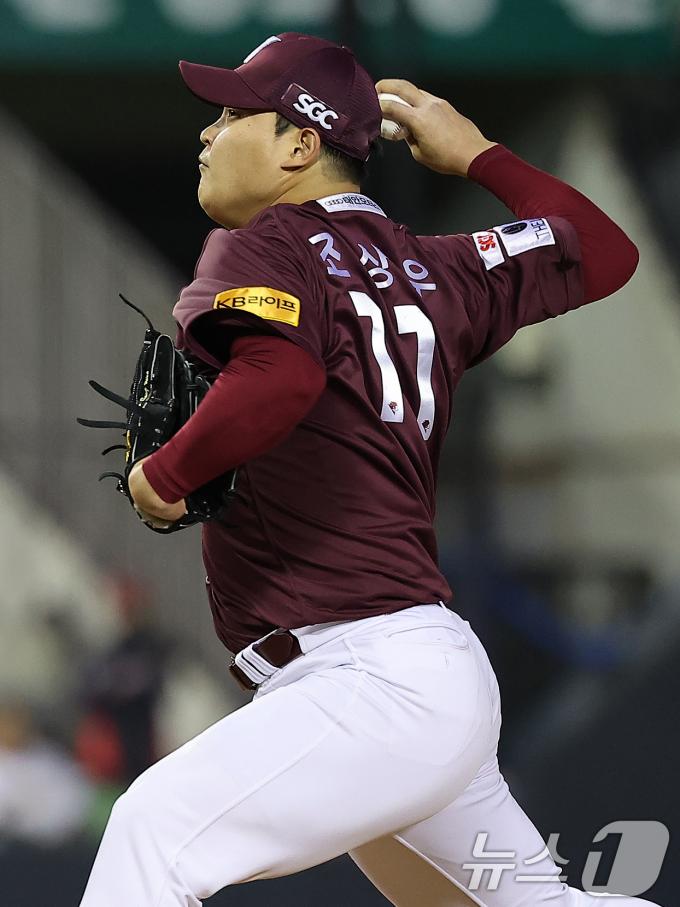 16일 오후 서울 송파구 잠실야구장에서 열린 프로야구 '2024 신한 SOL 뱅크 KBO리그' 키움 히어로즈와 LG 트윈스의 경기, 6회말 키움 조상우가 팀의 두 번째 투수로 등판해 힘차게 공을 던지고 있다. 2024.5.10/뉴스1 ⓒ News1 김진환 기자