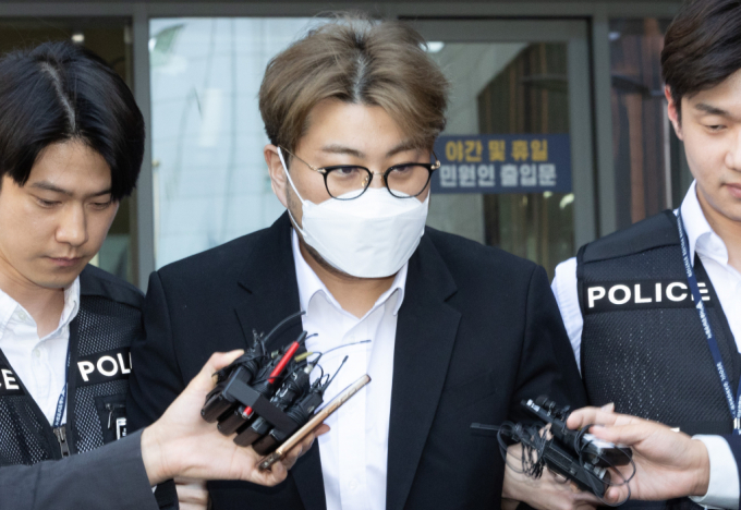  음주 뺑소니 혐의를 받고 있는 트로트 가수 김호중이 31일 오전 서울 강남경찰서에서 검찰로 송치되고 있다./사진=뉴시스