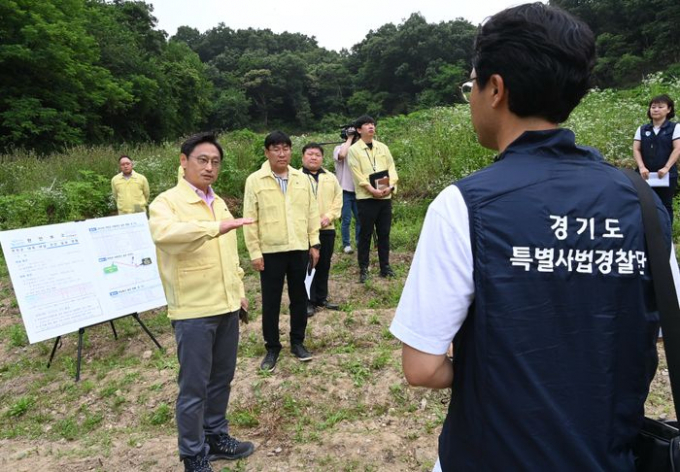 오후석 경기도 행정2부지사가 15일 오전 연천군 백학면 두일리 일대 대북전단 살포 우려 지점을 방문해 현장 대응 태세를 점검하고 있다. / 사진제공=경기도
