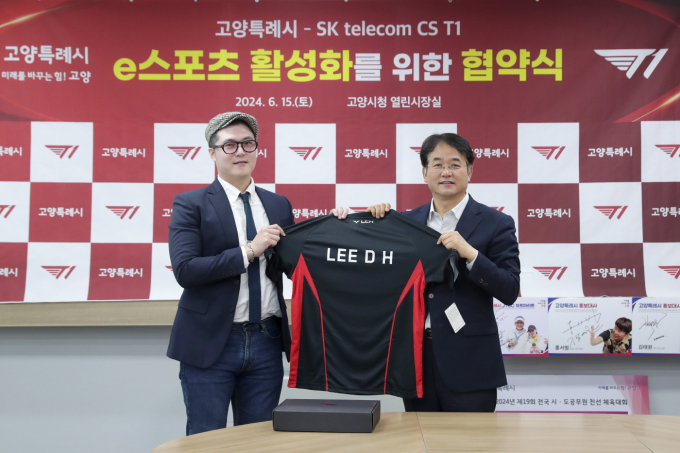 이동환 고양특례시장(오른쪽)이 안웅기 SK T1최고운영자와 E스포츠 활성화를 위한 업무 협약을 체한 후 기념촬영을 하고 있다. / 사진제공=고양특례시