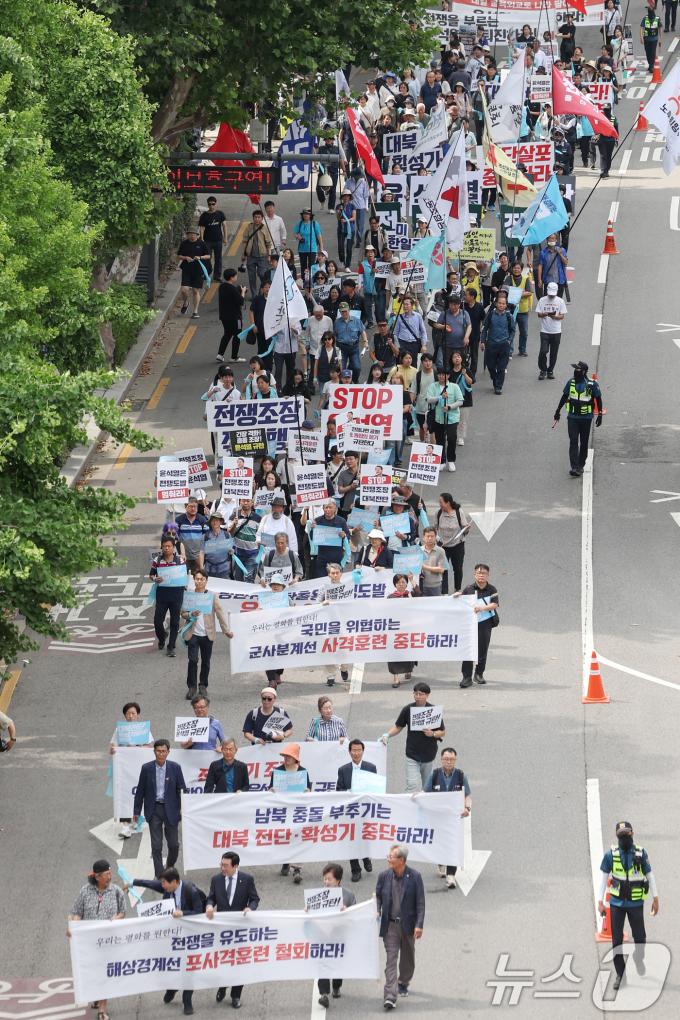 [사진] 거리 행진하는 6·15남측위
