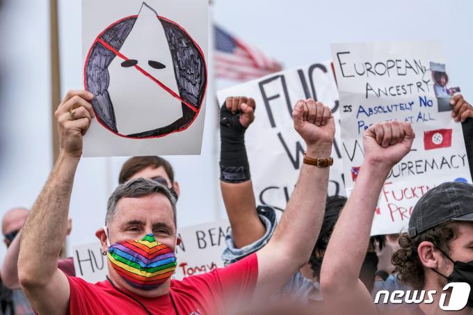 미국 허팅턴 해변에서 '백인의 인권도 중요하다'(White lives matter)를 주장하는 백인우월주의 집단과 이에 반대하는 단체가 2021년 4월 11일(현지시간) 충돌했다. (사진은 기사 내용과 무관함) ⓒ 로이터=뉴스1 ⓒ News1 원태성 기자