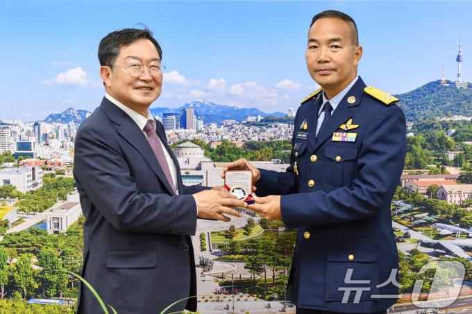 [사진] 백승주 전쟁기념사업회장 '태국 공군참모장괌 함께'