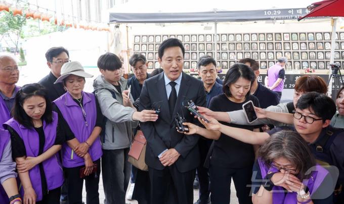 [사진] 이태원참사 유가족 앞에 선 오세훈
