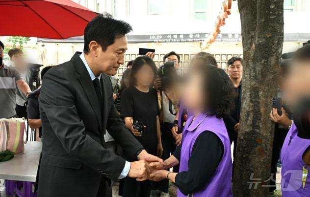 오세훈 서울시장이 15일 오후 이전을 앞두고 있는 10?29 참사 분향소를 찾아 유가족을 만나 위로하고 있다. (서울시 제공)
