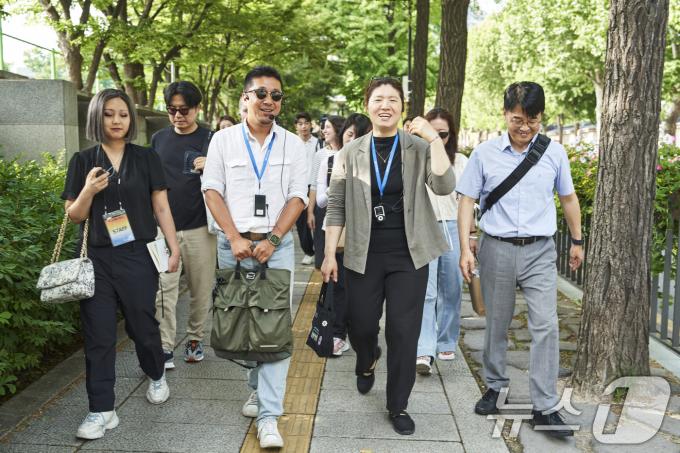 [사진] 청와대 권역 일대 걷는 장미란 문체부 2차관