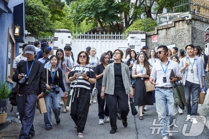 [사진] 박노수 미술관 일대 걷는 장미란 문체부 2차관
