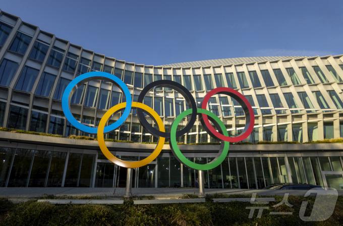 국제올림픽위원회(IOC) 본부에 세워진 올림픽 링. ⓒ 로이터=뉴스1 ⓒ News1 조소영 기자