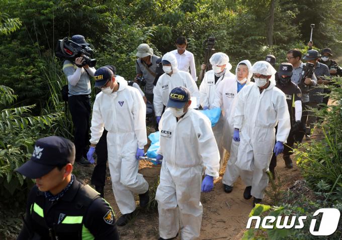 경찰과학수사대 대원들이 전남 강진군 도암면 지석리 야산 정상 부근에서 지난 16일 아르바이트를 한다고 집을 나선 후 실종됐던 A양(16)으로 추정되는 시신을 발견해 구급차로 옮기고 있다. 2018.6.24/뉴스1 ⓒ News1 한산 기자