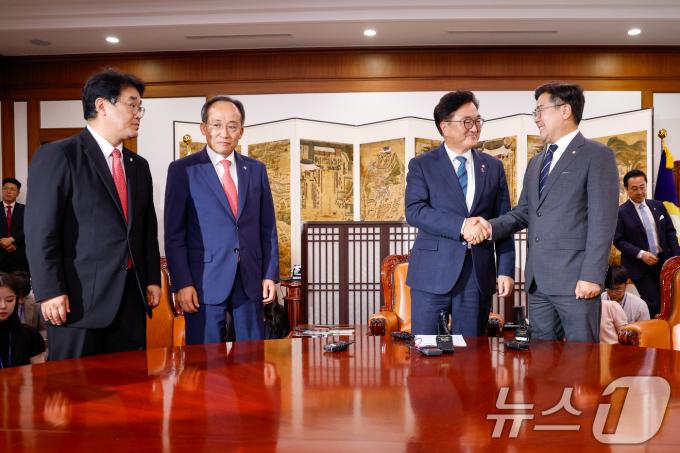 우원식 국회의장이 국회 상임위원회 구성 등 논의를 위해 10일 오후 서울 여의도 국회의장실에서 박찬대 더불어민주당 원내대표를 만나 악수하고 있다. 왼쪽부터 배준영 국민의힘 원내수석부대표, 추경호 원내대표, 우 의장, 박 원내대표. 2024.6.10/뉴스1 ⓒ News1 안은나 기자